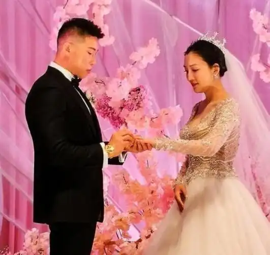 孟鹤堂结婚照(德云社众人的结婚照,张鹤伦最厉害)