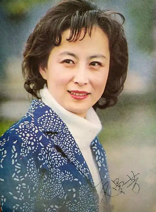 朱曼芳图片年轻时的照片-七七游戏网