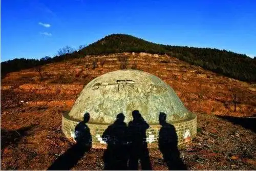 社会科学院中的一些专家组成了一个考古开掘队,初步挖永乐皇帝的坟墓