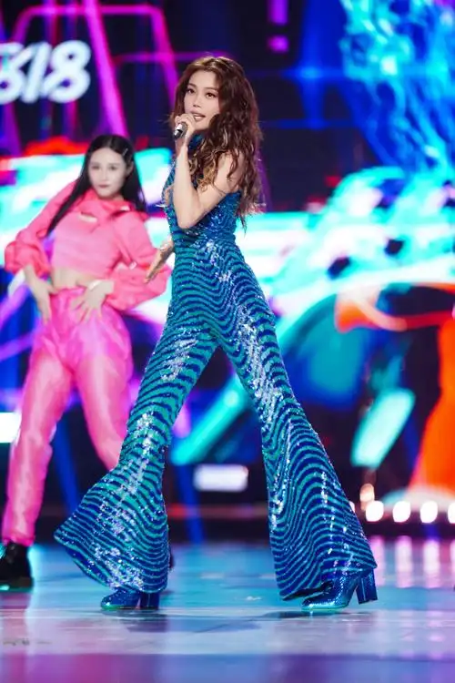 容祖儿受邀湖南卫视新潮好物夜 美人鱼连体裤演绎劲歌热舞