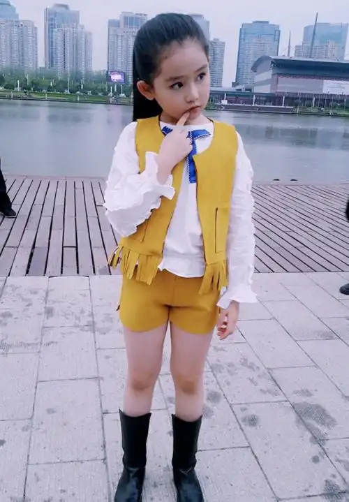 扎着马尾辫发型的王亭文非常俏皮可爱,如今长大后的她也已经变得亭亭