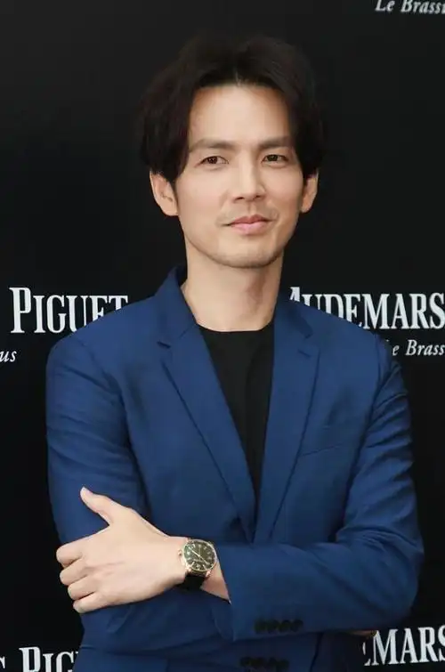 钟汉良"胡茬造型"还挺有型,蓝色西服沉稳大气,硬朗帅气|西装|衬衫