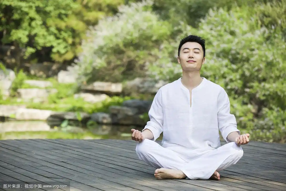 静坐的年轻男子