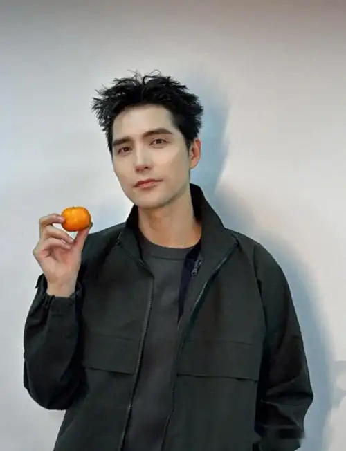 陈鲁豫与小19歌手阿云嘎的恋情瓜网友质疑不信