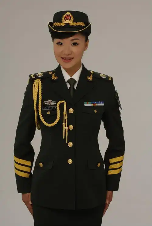 军旅歌手王丽达,不爱红妆爱武装