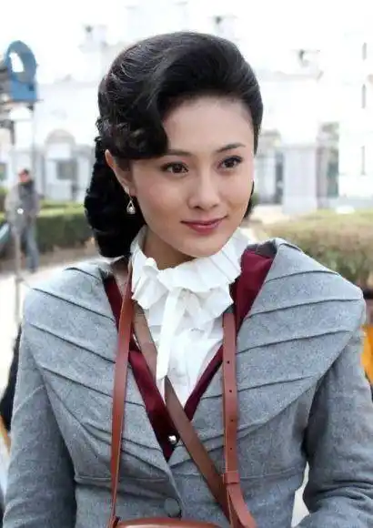 原创刘淼康熙微服私访记里的小桃红她老公是谁成为了娱乐圈里的谜