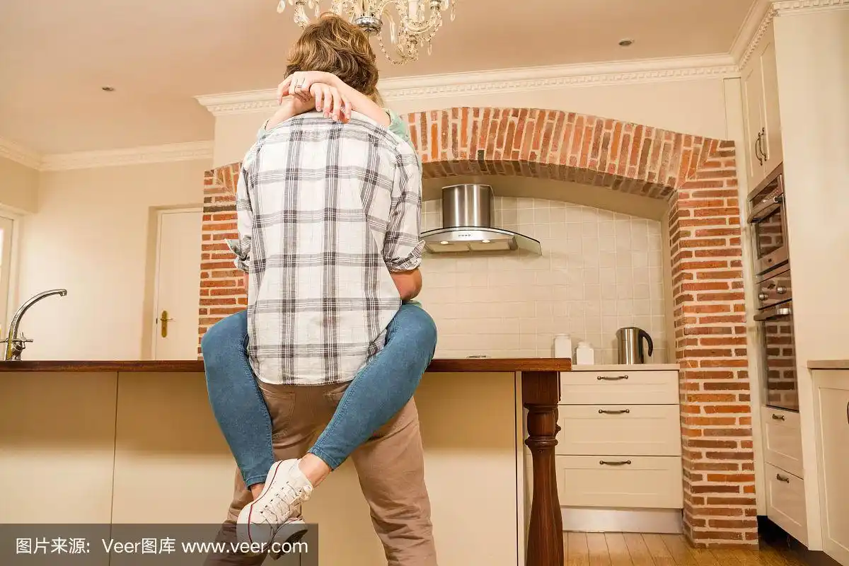 一对可爱的夫妇抱着女朋友坐在柜台上