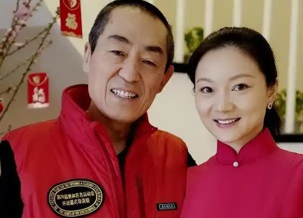 张艺谋比妻子大31岁,比丈母娘大11岁,全家合照丈母娘太抢镜!