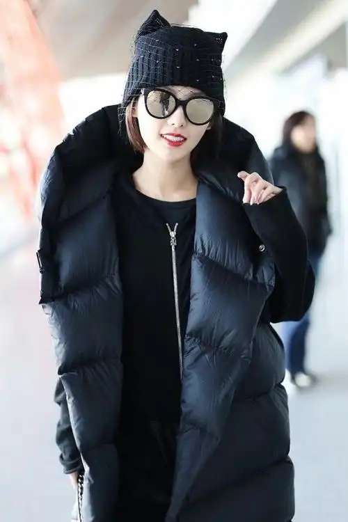张嘉倪机场追时髦穿羽绒马甲像裹着厚毛毯却依旧又瘦又美