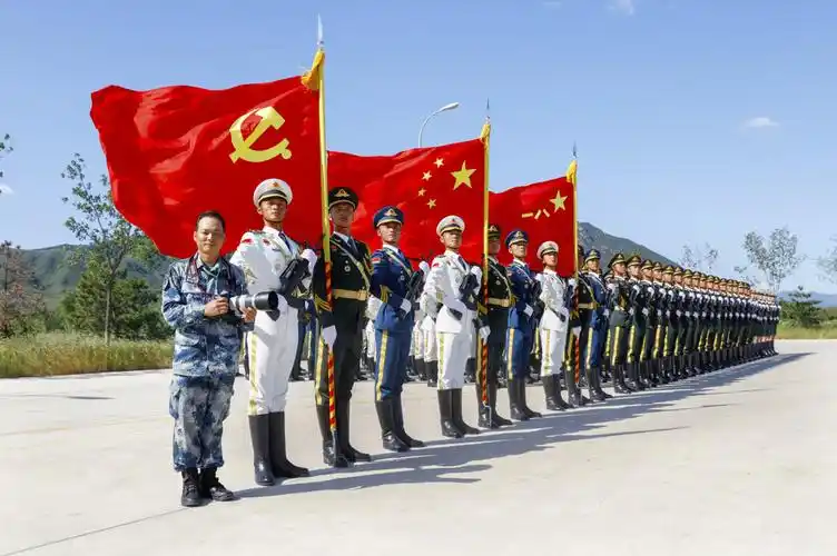 忠诚一一中国人民解放军三军仪仗方队向祖国汇报请祖国和人民检阅