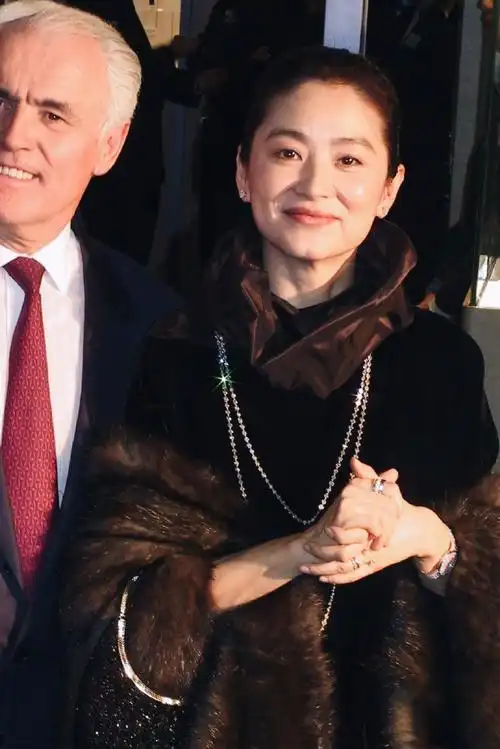 的林青霞彼时息影已近10年鲜少现身公开活动,一袭皮草搭配珠宝亮相,奢
