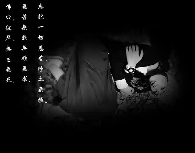 用微笑掩饰自己的悲伤!