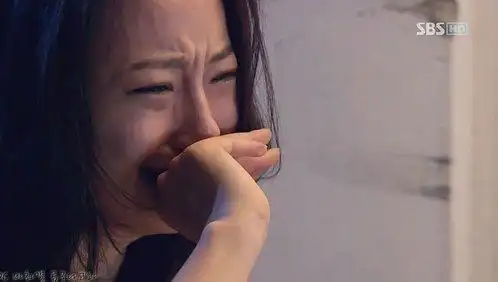在爱情中要珍惜喜欢对方,女生分手后伤心欲绝带眼泪哭真是凄惨!
