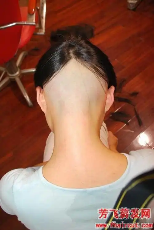 漂亮女孩被剃光了后脑