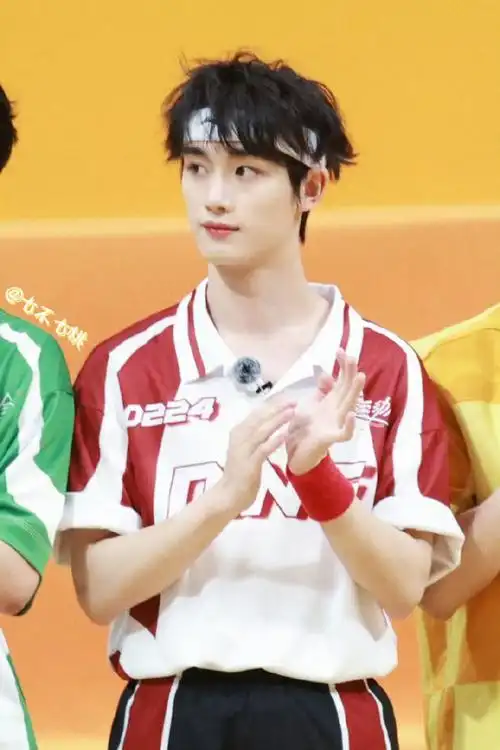 丁程鑫运动会飞吻