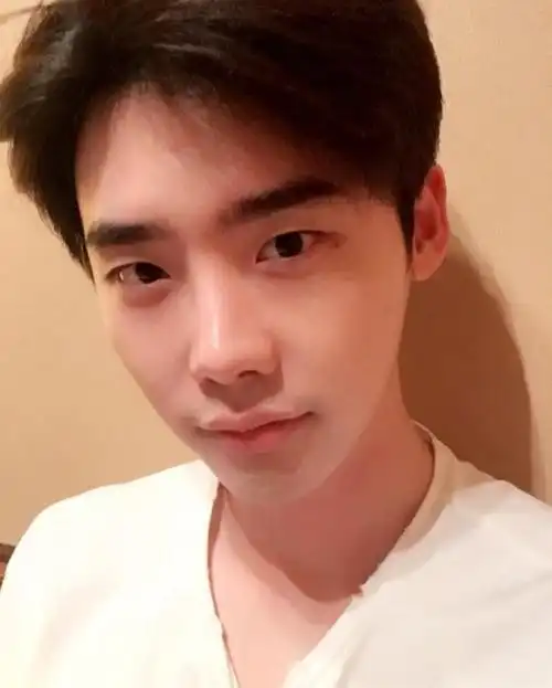 其实不只是美女,素颜有时候也是检验男明星们真实颜值的一大标准.