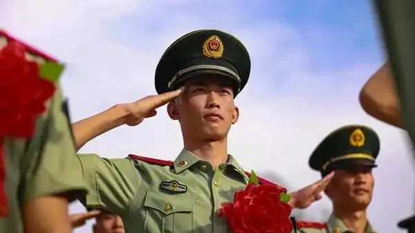 8月31日,武警新疆总队某支队举行2021年度夏秋季士兵向军旗告别仪式.