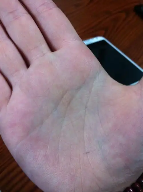 一个女生的话,右手的生命线断开,有懂的朋友的话,帮忙看一下的话,这个