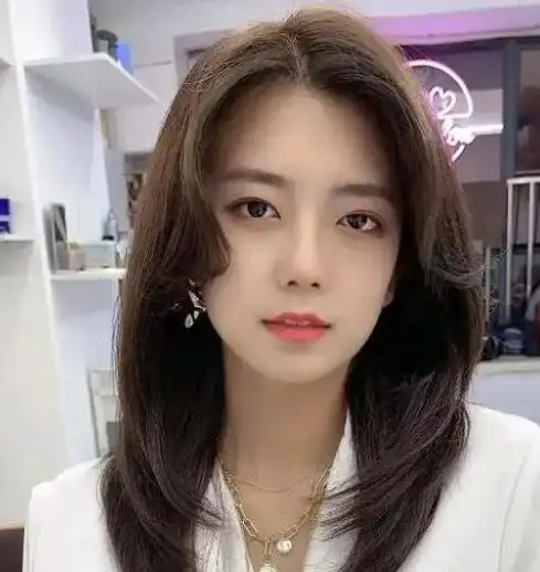 2023流行中长发直发,婉约动人的清新气质_飘逸直发_女生发型大全