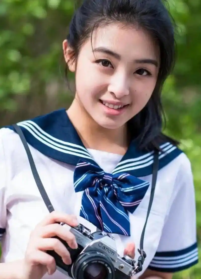 "16岁的张含韵当场大哭道:"他要潜规则我吗!"助理见她紧张不已,大笑.