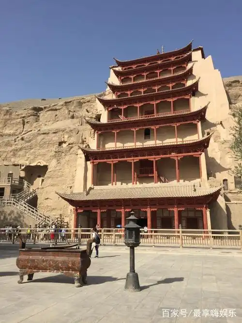 我去参观过很多中外历史遗迹,敦煌莫高窟无疑是其中的典范.
