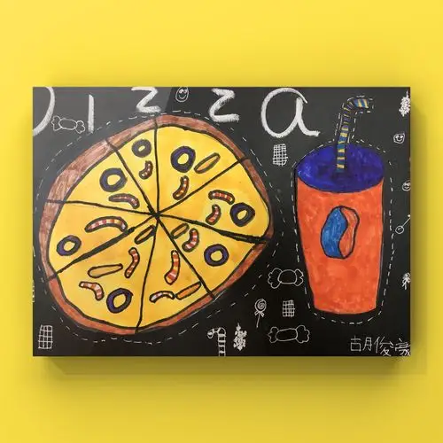 小朋友画面干净整洁,披萨的形状掌握的很好,背景的图案画的很仔细