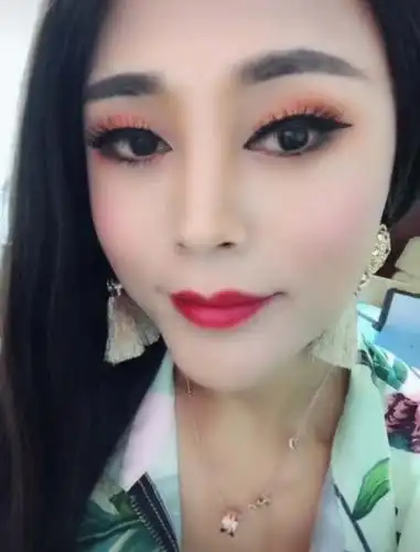 糙汉子化妆后秒变性感美女网友只要不闭眼这美女设定我接受
