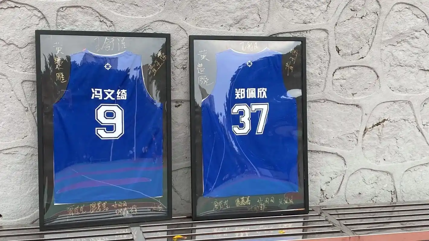 特别鸣谢 独家记忆90#毕业95 #球衣退役 #篮球队合影 - 抖音