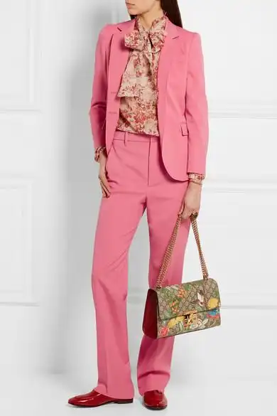 gucci 这款西装式外套采用奢华的羊毛真丝混纺面料精裁而成,面料中混