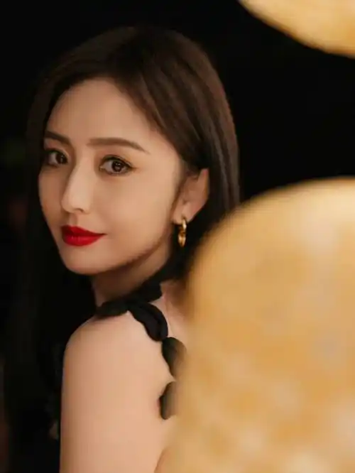 原创佟丽娅40岁美到认不出皮肤白皙腰部纤细胸前镂空一块太性感