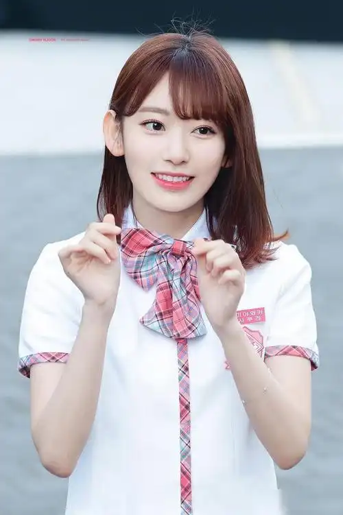 宫胁咲良高清图片粉色制服凸显日系风格领口蝴蝶结是点睛之笔