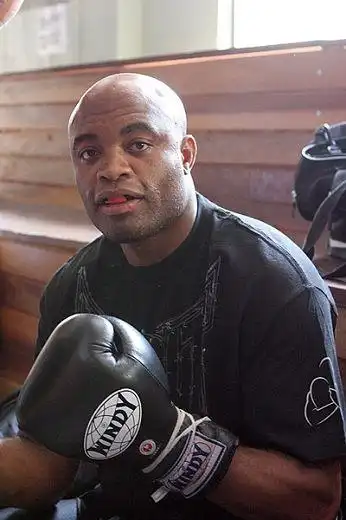 组图:蜘蛛人秘练中国功夫 化妆成持枪特警耍酷