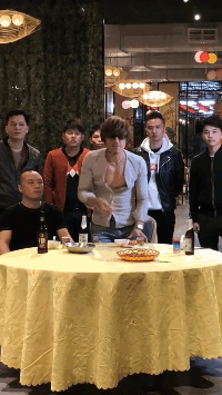 乌鸦张耀扬掀桌子视频重现江湖 一夜间数十万粉丝点赞