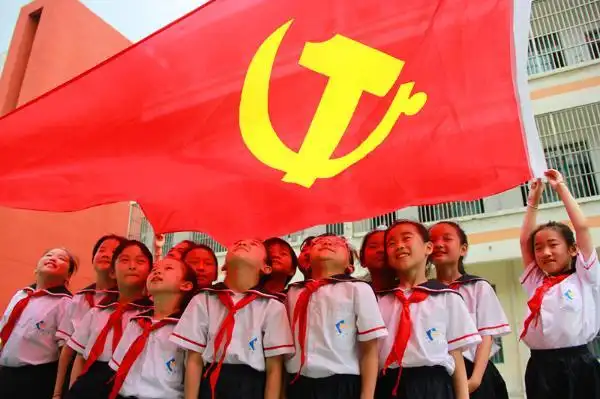 永远跟党走,为党旗添光彩,同时更好地教育引导少先队员听党的话,跟党