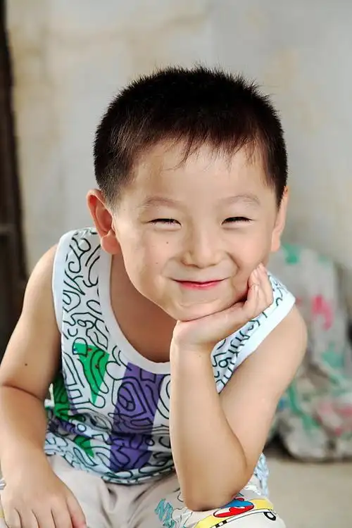 调皮而可爱的小男孩