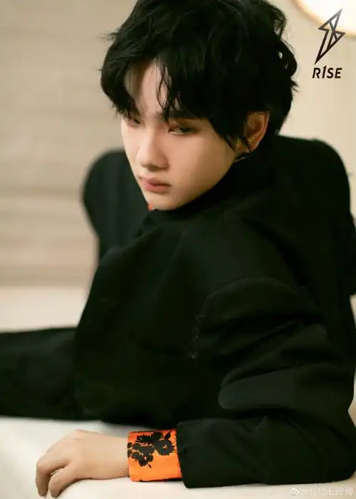 r1se超话7315#周震南蹲墙角式探班#港风花衬衫搭