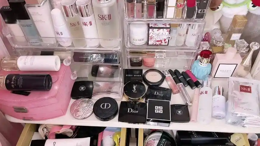 最幸福的事情莫过于化妆桌上摆满自己喜欢的护肤品瓶瓶罐罐都是