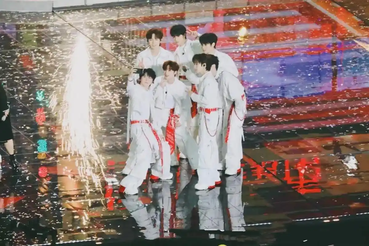 时代少年团跨年晚会舞台现眼包 - 抖音