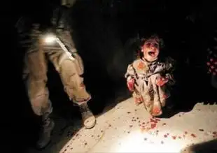 2005年1月18日,一名双亲被杀的伊拉克儿童痛哭