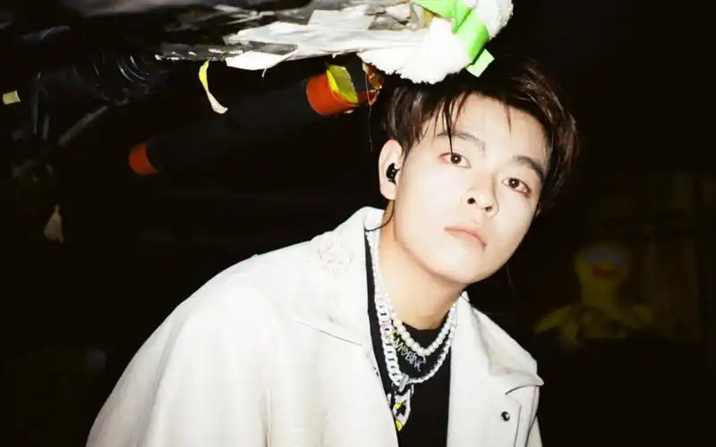 周密cj《高抬腿》新曲首演,风格转变走心!