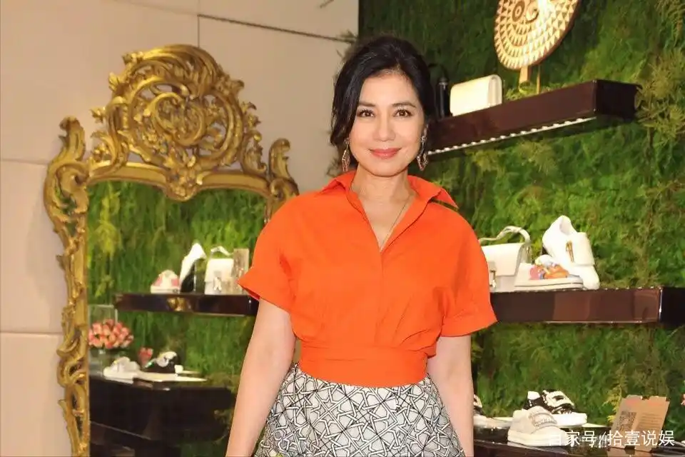 钟楚红近照曝光,多了熟女的优雅知性,美艳的让人难以移开视线