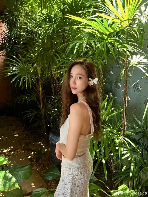 郑秀妍元宵营业照来啦~露腰短上衣,随性优雅  好久不见的卡姐,美女