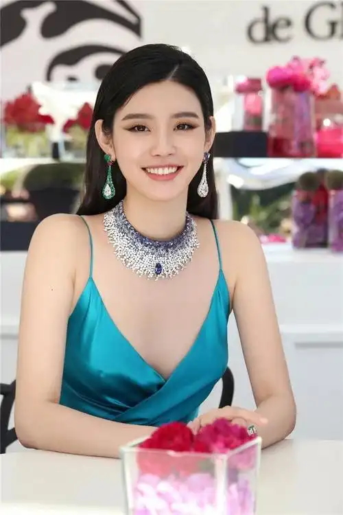 奚梦瑶黑色礼服造型惊艳众人,前男友肖恩奥普瑞还敢再说什么?