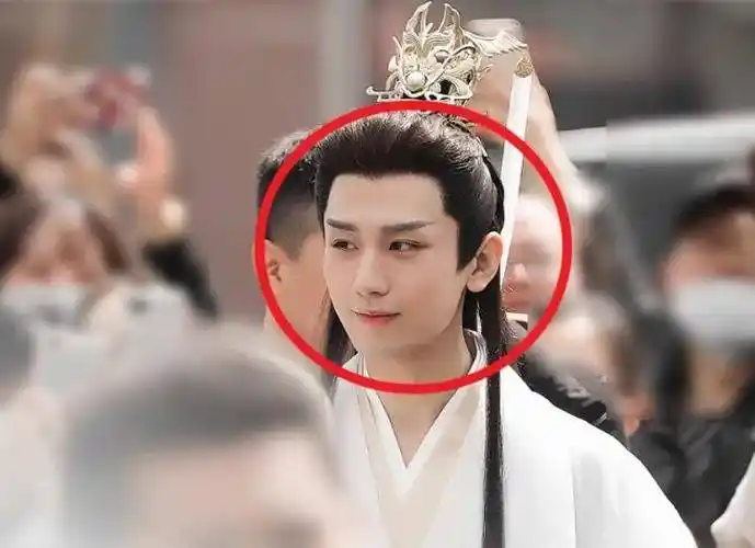 被称为"欢瑞太子"的成毅,蛰伏十年,一朝成名,却又饱受争议_袁冰妍
