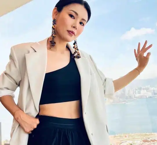 香港知名女歌手何嘉莉自曝光一家五口陆续确诊,被大女儿传染_腾讯新闻