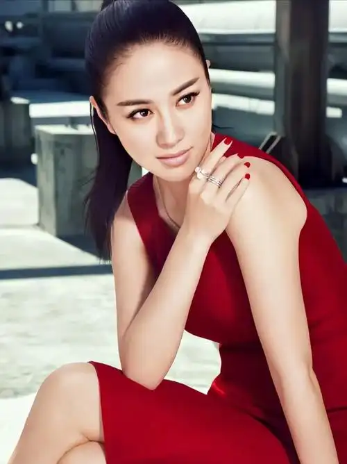 叶璇端庄优雅明艳写真,惊艳迷人!__财经头条