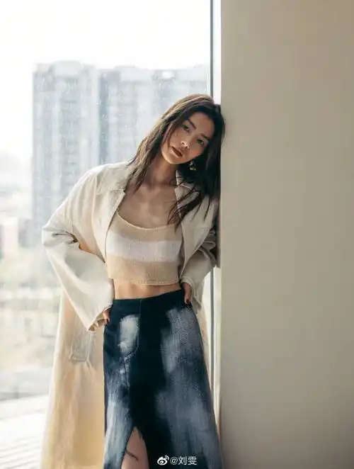 超模管理刘雯穿露脐吊带装腹肌吸睛