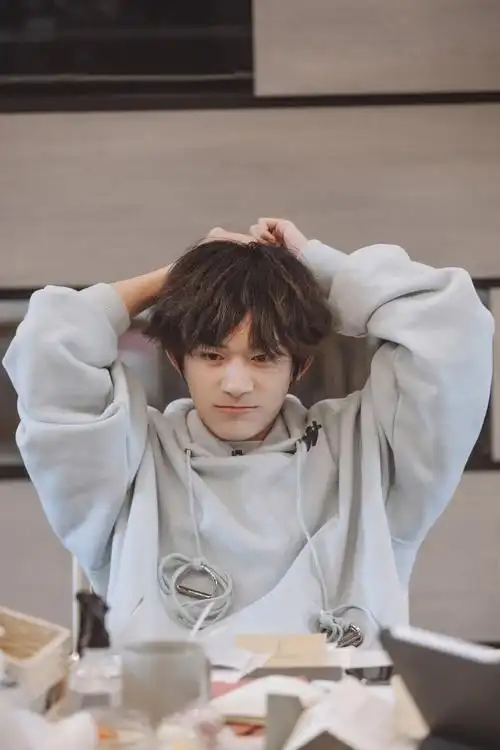 易烊千玺壁纸高清无水印~ - 知乎