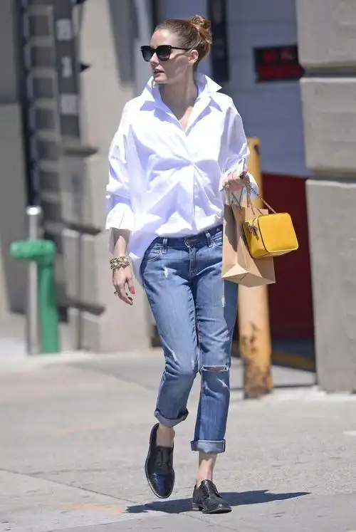 名媛olipalermo白衬衫牛仔裤在纽约外出的街拍
