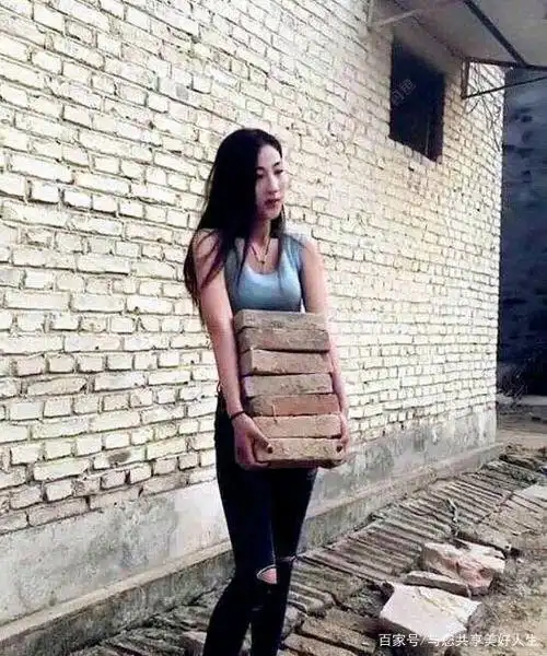 世界变化真快,美女都喜欢搬砖了